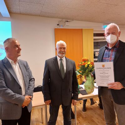 Bild vergr&ouml;&szlig;ern: Rüdiger Petersen (rechts) wurde von Bürgervorsteher Ernst-Peter Schütt (Mitte) und Bürgermeister Gerd Radisch mit der Gemeinde-Ehrenurkunde aus der Schönkirchener Gemeindevertretung verabschiedet.