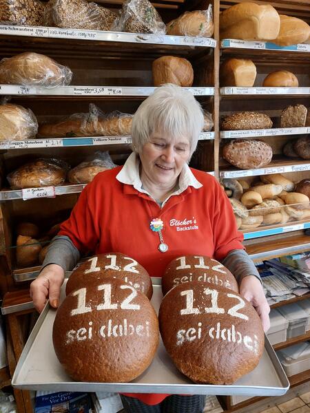 Bild vergr&ouml;&szlig;ern: Rosi Blöcker unterstützt mit ihrem mit ihrem "112-Mischbrot" die Jugendfeuerwehr Schönkirchen.