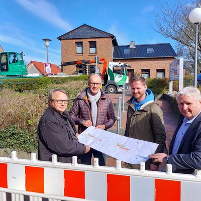 Bild vergr&ouml;&szlig;ern: Auftakt zur Baumaßnahme in der Rathausgasse (von links): Manfred Madroch, Amtsverwaltung, Planer Arne Levsen, Thies Junge von der Firma Oskar Petersen, Bürgermeister Peetz
