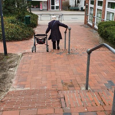 Bild vergr&ouml;&szlig;ern: Die Zeiten der vielen Hindernisse für ältere Menschen in der Rathausgasse werden schon bald vorbei sein.