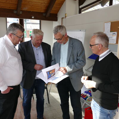 Bild vergr&ouml;&szlig;ern: Kai Bellstedt (AWO-Kreisverband) von links, Bürgermeister Tade Peetz, Pastor Joachim Thieme-Hachmann und Michael Koops (AWO-Kreisverband) bei der Vorstellung der Begegnungsstätte.
