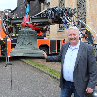 Bild vergr&ouml;&szlig;ern: Bürgermeister Tade Peetz mit der alten Schiffsglocke aus dem Kirchturm der ehemaligen katholischen Kirche in Heikendorf.