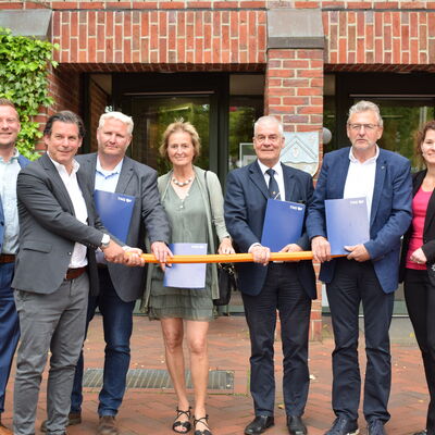 Bild vergr&ouml;&szlig;ern: Kooperationspartner beim Glasfaserausbau im Amt Schrevenborn: Gunnar Peter und Martin Stadie von der TNG, Bgm. Tade Peetz, Bgm. Hilla Mersmann und Bgm. Gerd Radisch, Amtsvorsteher Hans-Herbert Pohl, Amtsdirektorin Juliane Bohrer.