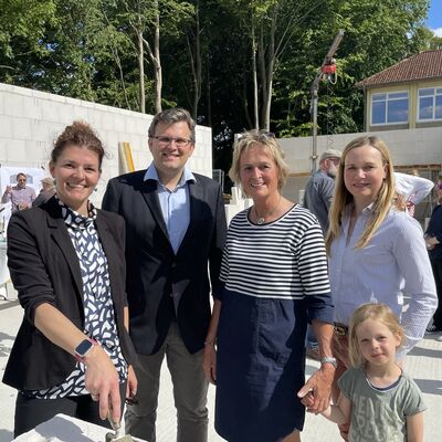 Bild vergr&ouml;&szlig;ern: Bürgermeisterin Hilla Mersmann hier zusammen mit (von links) Amtsdirektorin Juliane Bohrer, dem stellv. Landrat André Jagusch, Mönkebergs Gemeindebüroleiterin Susanne Schmidt und der kleinen Kaja.