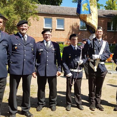 Bild vergr&ouml;&szlig;ern: Auch eine Delegation der Schönkirchener Feuerwehr war nach Brüel gekommen.