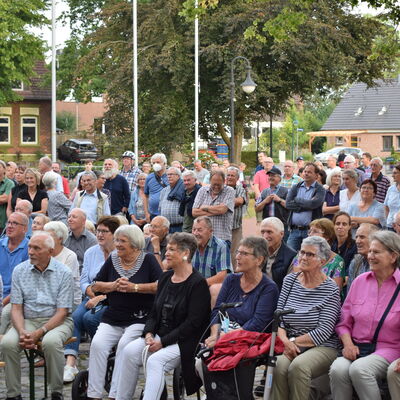 Bild vergr&ouml;&szlig;ern: Publikum am Dorfteich