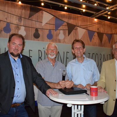Bild vergr&ouml;&szlig;ern: Die Bürgermeister-Kandidaten nach der Veranstaltung: (von links) Martin Schmielau, Moderator Ernst-Peter Schütt, Stefan Lansberg und Gerd Radisch. Auf dem Foto fehlt Mario Mordhorst (krankheitsbedingte Absage).
