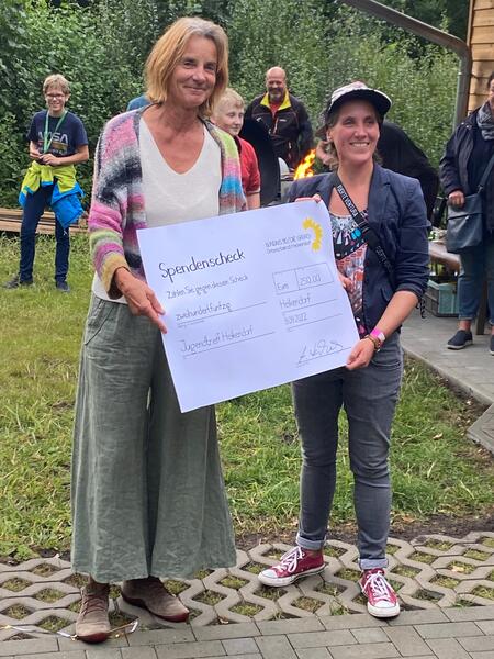 Angela Kahrs von den Grünen (links) überreicht Jugendtreff-Leiterin Barbara Häußler einen Scheck über 250 Euro für die offene Jugendarbeit in Heikendorf. 