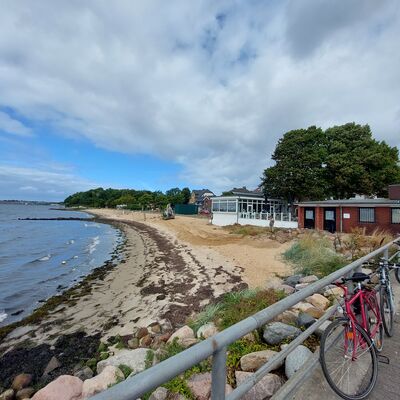 Bild vergr&ouml;&szlig;ern: Am Schröderstrand wird eine Holzterrasse in bester Fördelage gebaut.