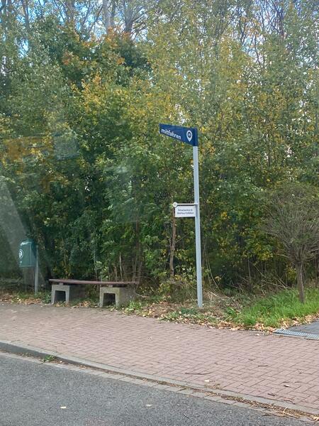 Bild vergr&ouml;&szlig;ern: Mitfahrschild mit Bank im Kätnersredder.