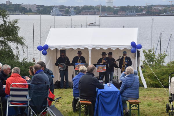 Bild vergr&ouml;&szlig;ern: Blau-Pause zur Brunchzeit: Die Band Jazz oder Nie sorgte trotz kurzer Regenschauer f&uuml;r beste Laune beim Picknick mit F&ouml;rdeblick.