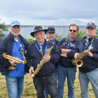 Bild vergr&ouml;&szlig;ern: Für die musikalische Unterhaltung war die fünfköpfige Band Jazz oder Nie zuständig.