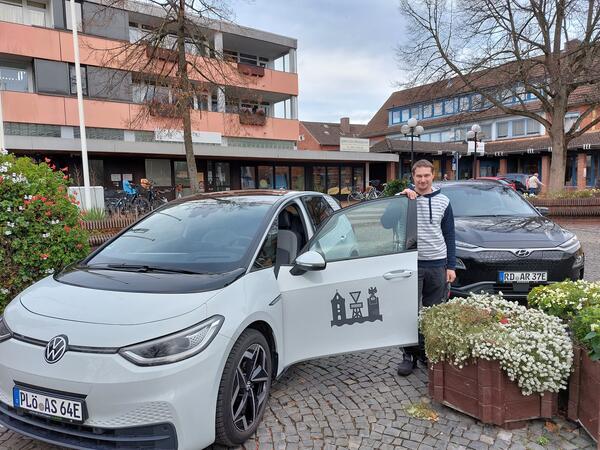 Bild vergr&ouml;&szlig;ern: Amtsmitarbeiter Benjamin Broese-Talleur wird die E-Fahrzeuge für seine täglichen Botentouren nutzen.