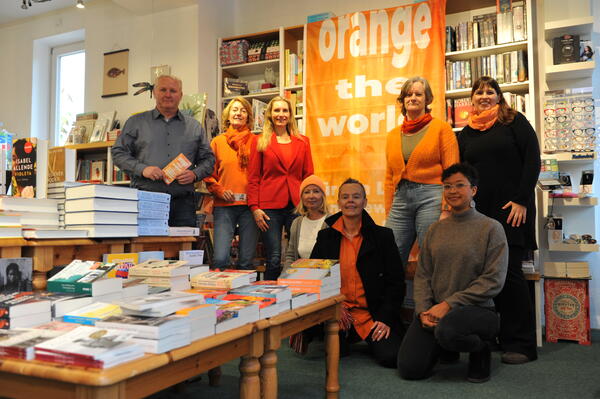 Orange the world in Heikendorf - Bürgermeister, Gleichstellungsbeauftragte des Amtes und starke Heikendorfer Frauen aus der Wirtschaft setzen ein Zeichen gegen Gewalt an Frauen und Mädchen
