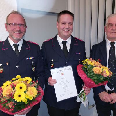 Bild vergr&ouml;&szlig;ern: Der bisherige Ortswehrführer Schönkirchens Mario Mordhorst (von links), sein Nachfolger Björn Grun und Bürgermeister Radisch.