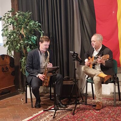 Bild vergr&ouml;&szlig;ern: Für den musikalischen Rahmen sorgten Stefan Back (Saxophon) und Enzo Galli  (Gitarre) aus Kiel.