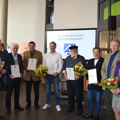 Bild vergr&ouml;&szlig;ern: Ehrungen für ehrenamtliches Engagement: Bürgermeister Tade Peetz und Bürgervorsteherin Ina Schultheiß zeichneten (v.l.) Uwe Dahmke, Heinz Potrafki, Thomas Bohrmann, Gerhard Draasch, Marc Wiens und Dr. Hermann Marquort aus.