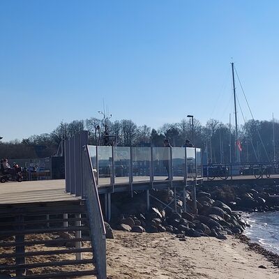 Bild vergr&ouml;&szlig;ern: Auf das neue Holzdeck am Schröderstrand geht es vom Strandweg barrierefrei und über Treppenstufen auch direkt vom Sandstrand.