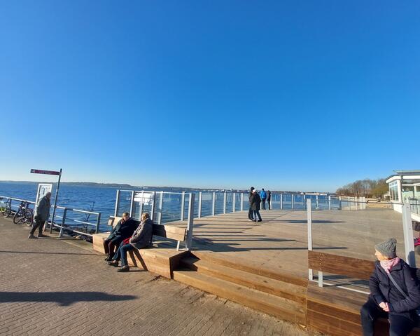 Neuer Anlaufpunkt am Möltenorter Hafen: Die Terrasse mit Fördeblick 