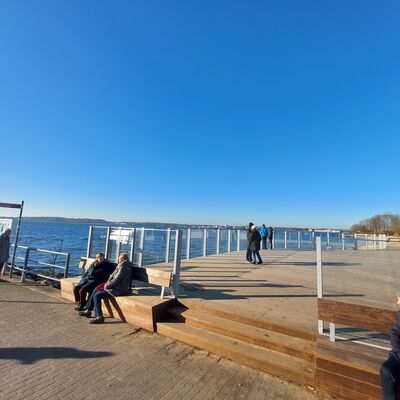 Bild vergr&ouml;&szlig;ern: Neuer Anlaufpunkt am Möltenorter Hafen: Die Terrasse mit Fördeblick