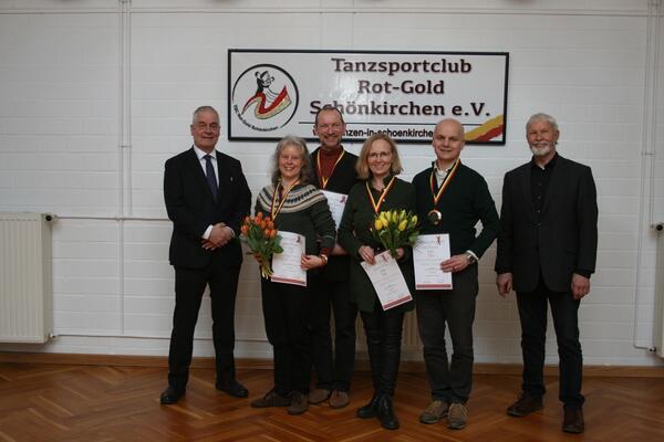 Bild vergr&ouml;&szlig;ern: Erfolgreiche Tanzpaare: Sylvia und Holger Bernien (links) sowie Heidrun Wegner-Bröse und Karsten Wegner bei der Sportlerehrung zusammen mit Bürgervorsteher Ernst-Peter Schütt (rechts) und Bürgermeister Gerd Radisch.