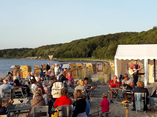 Bild vergr&ouml;&szlig;ern: Musik, Wetter, Publikum: Alles passte beim StrandNoten Konzert am Heikendorfer Hauptstrand mit Carsten Langner