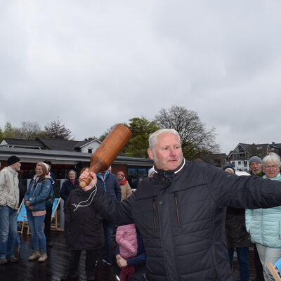 Bild vergr&ouml;&szlig;ern: Bürgermeister Tade Peetz beim Flaschenpost-Wurf.