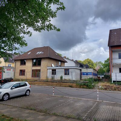 Bild vergr&ouml;&szlig;ern: Drei leerstehende Gebäude in den Straßen Teichtor und Buurvagt werden für die Markterweiterung abgerissen.
