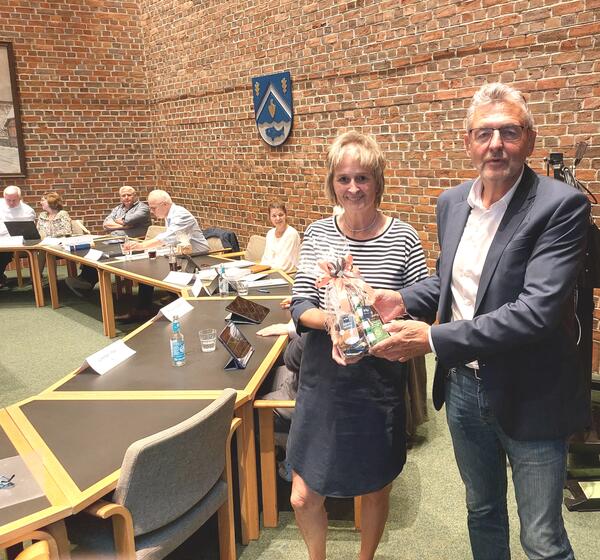 Bild vergr&ouml;&szlig;ern: Mönkebergs Bürgermeisterin Hilla Mersmann als dienstältestes Mitglied des Amtsausschusses verabschiedete den bisherigen Amtsvorsteher Hans-Herbert Pohl.