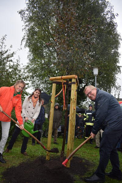 Bild vergr&ouml;&szlig;ern: Pflanzaktion am Mönkeberger Appelweg: Bürgermeisterin Hilla Mersmann, Amtsdirektorin Juliane Bohrer und MdL Werner Kalinka.