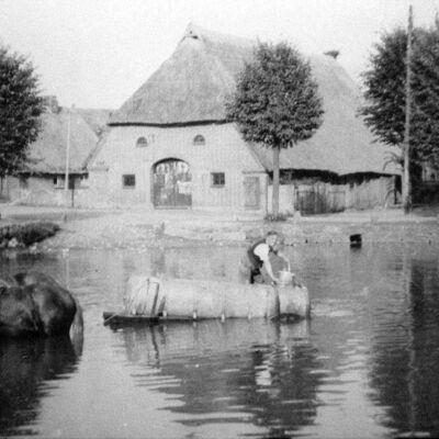 Über die neue Fuhrt zogen die Pferdewagen in den Teich, dort wurden die Wagen gewaschen. Hier hat Hans Stoltenberg 1937 Wasser für die Kuhtränken auf den Weiden geholt.