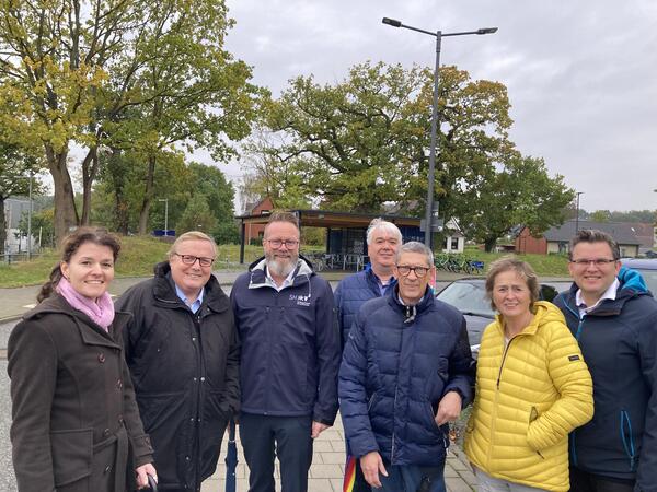 Bild vergr&ouml;&szlig;ern: Auf dem Bahnhof Kiel-Oppendorf: (von links) Juliane Bohrer,Werner Kalinka,ClausRuhe Madsen,Thorsten Stich, Frank Otto, Hilla Mersmann und André Jagusch.
