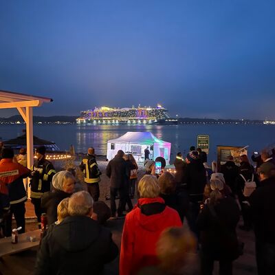 Bild vergr&ouml;&szlig;ern: AIDA vor Mönkeberg
