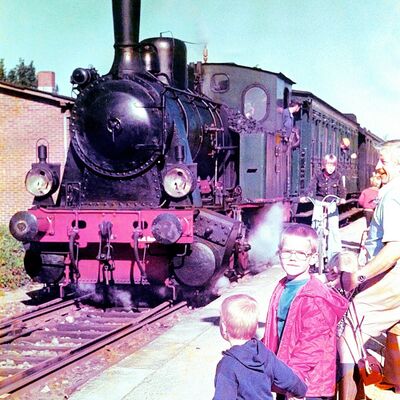 82 Jahre nach der Eröffnungsfahrt 1897 entstand 1979 dieses Foto. Eine restaurierte Dampflok Cn2t der Baureihe 24 (siehe Titelbild) hält bei einer Museumsfahrt vom Schönberger Strand nach Kiel hier am Bahnhof von Schönkirchen. Links neben der Lok das Wartungs- und Materialhaus.