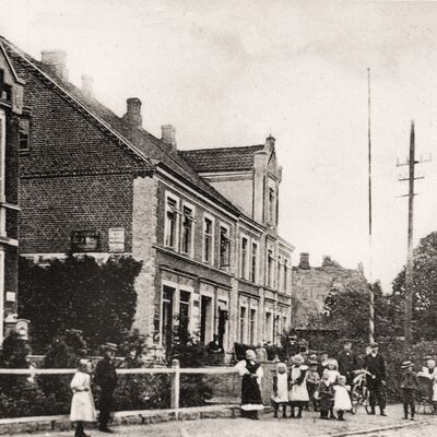Das Kaiserliche Postamt zog 1900 von der Hufe Stoltenberg im Blomeweg in die Dorfstraße 9, ganz links im Bild. Das Haus daneben war das »Kaufhaus Ernst Bass« als »Kolonialwarenladen« (siehe Schautafel 6 Häuser am Dorfteich). Das Postamt war dort bis 1947.