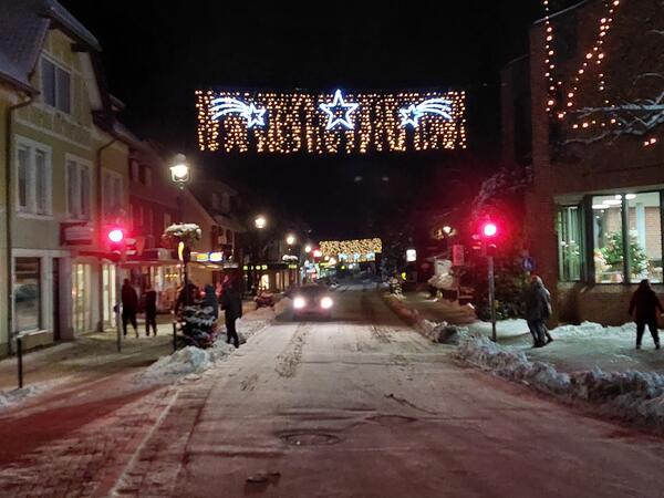 Auch die Heikendorfer (Einkaufs-) Dorfstraße strahlt jetzt wieder im weihnachtlichen Lichterglanz.