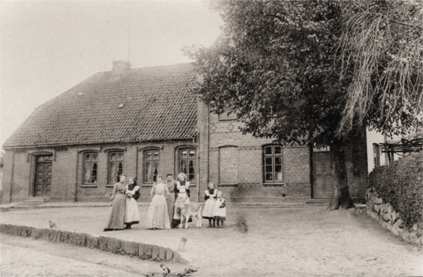 8 - Die Alte Schule am Kirchplatz 1886 mit der Lehrerfamilie von Carl Erich