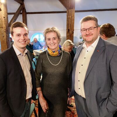 Bild vergr&ouml;&szlig;ern: Kreispräsidentin Hilla Mersmann mit den Kreistagsabgeordneten Till Unger (links) und Kai Bellstedt.