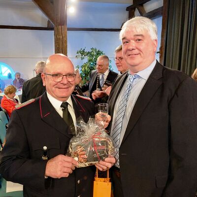 Bild vergr&ouml;&szlig;ern: Schönkirchens langjähriger stellvertretender Ortswehrführer Dirk Herrmann hier mit Bürgervorsteher Thorsten Stich.