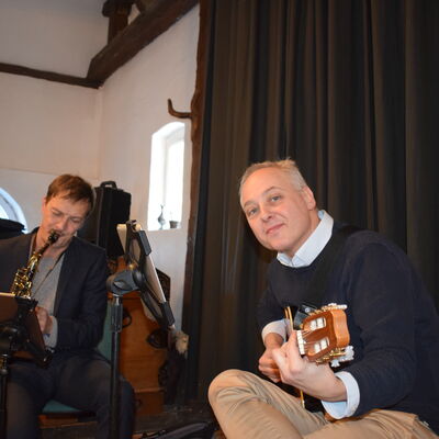 Bild vergr&ouml;&szlig;ern: Stefan Back (Saxophon) und Enzo Galli (Gitarre) gestalteten den Schönkirchener Neujahrsempfang 2024 musikalisch.