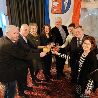 Bild vergr&ouml;&szlig;ern: Auf gute Zusammenarbeit: Tade Peetz (v.l.), Gerd Radisch, Hilla Mersmann, Ina Schultheiß, Thorsten Stich, Juliane Bohrer, Werner Kalinka und Nicola Specker beim Neujahrsempfang in Schönkirchen 2024.