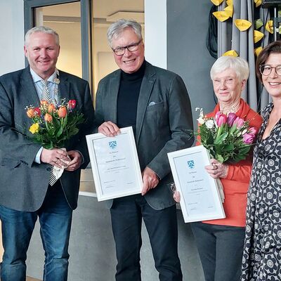 Bild vergr&ouml;&szlig;ern: Besonderes ehrenamtliches Engagement gewürdigt: Ellen Weisbrod und Karl Kempe mit ihren Ehrenurkunden hier bei der Auszeichnung zusammen mit Bürgervorsteherin Nicola Specker und Bürgermeister Tade Peetz.
