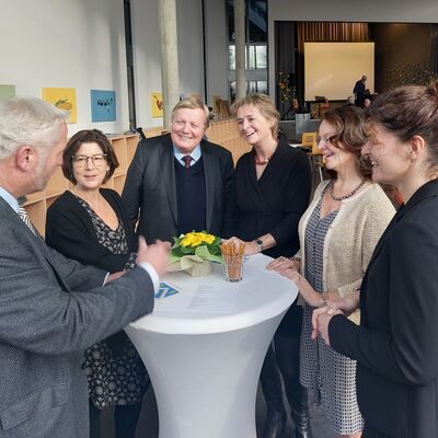 Bild vergr&ouml;&szlig;ern: Gute Laune beim Heikendorfer Neujahrsempfang: Tade Peetz (v.l.) im Gespräch mit Nicola Specker, Werner Kalinka, Hilla Mersmann, Ina Schultheiß und Juliane Bohrer.