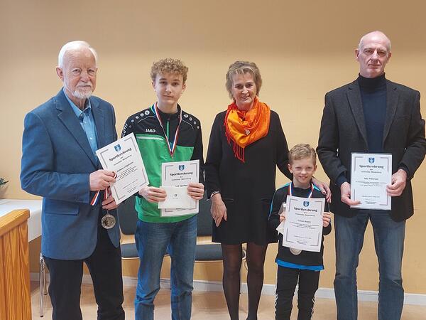 Bild vergr&ouml;&szlig;ern: Ausgezeichnete Sportler: Helmut Lütjohann (von links), Bogenschütze  Emil Sperber, Bgm. Mersmann, Tennisnachwuchsspieler Lasse Haack und Judosportler Nils Petersen.