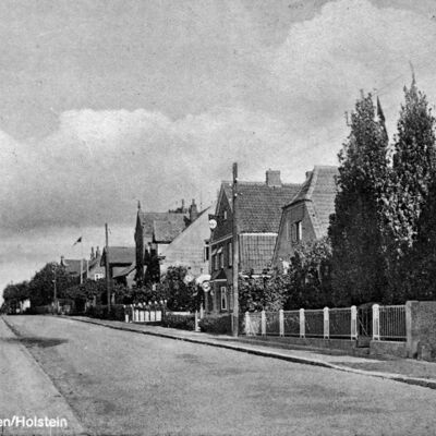 Auch die Mühlenstraße wurde 1943 zum Postkartenmotiv. Die Aufnahme entstand kurz hinter der Bäckerei und dem Café von Blöcker, links das Mühlengelände (Schautafel 11).
