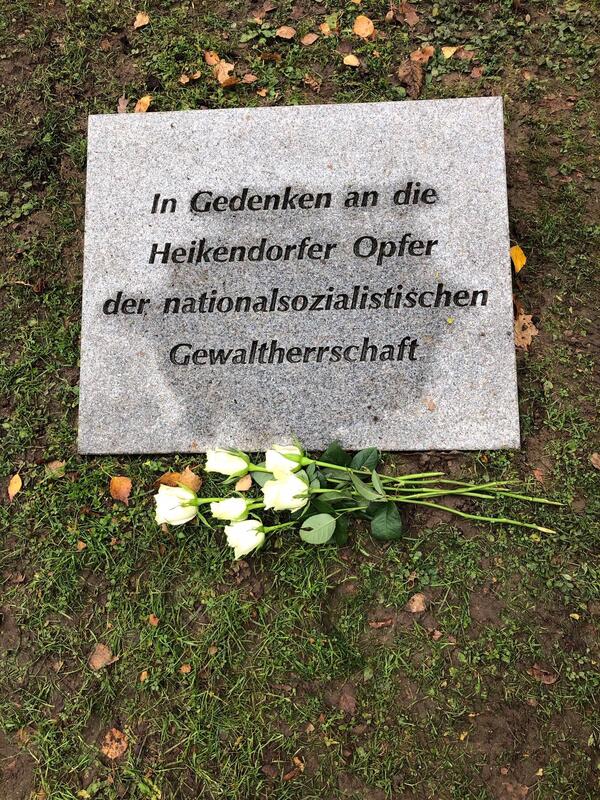 Bild vergr&ouml;&szlig;ern: Gedenkplatte Friedhof Heikendorf