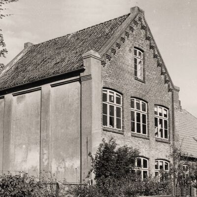 Die Alte Schule wurde auch nach dem Bau der Neuen Schule 1911 weiter als Schule für die Grundschüler genutzt. Die Oberstufenschüler ab der 4. Klasse wurden in der Neuen Schule im Augustental beschult. Bis zum Abriss der Schule 1979 wurden die Lehrerwohnungen von Lehrkräften bewohnt.