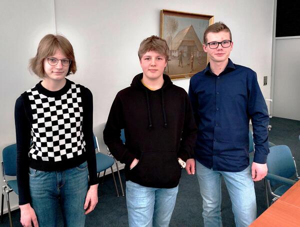Der Kinder- und Jugendbeirat Schönkirchen 2024: Paula-Johanna Supp (Stellvertretende Vorsitzende), Connor Welter (Kassenwart), Julian Hamann (Vorsitzender). 