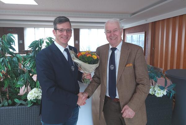 Der wiedergewählte OHW-Vorsitzende Hauke Krützfeldt gratuliert hier Fritz Dingeldein nachträglich zu dessen 80. Geburtstag. 