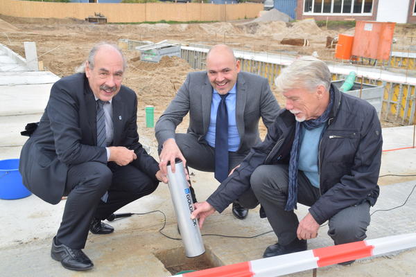 Bild vergr&ouml;&szlig;ern: Bürgermeister Alexander Orth (v.l), Robin Heidel (Firma Goldbeck) und Karl Scharpf (Lenkungsausschuss Schulneubau)
